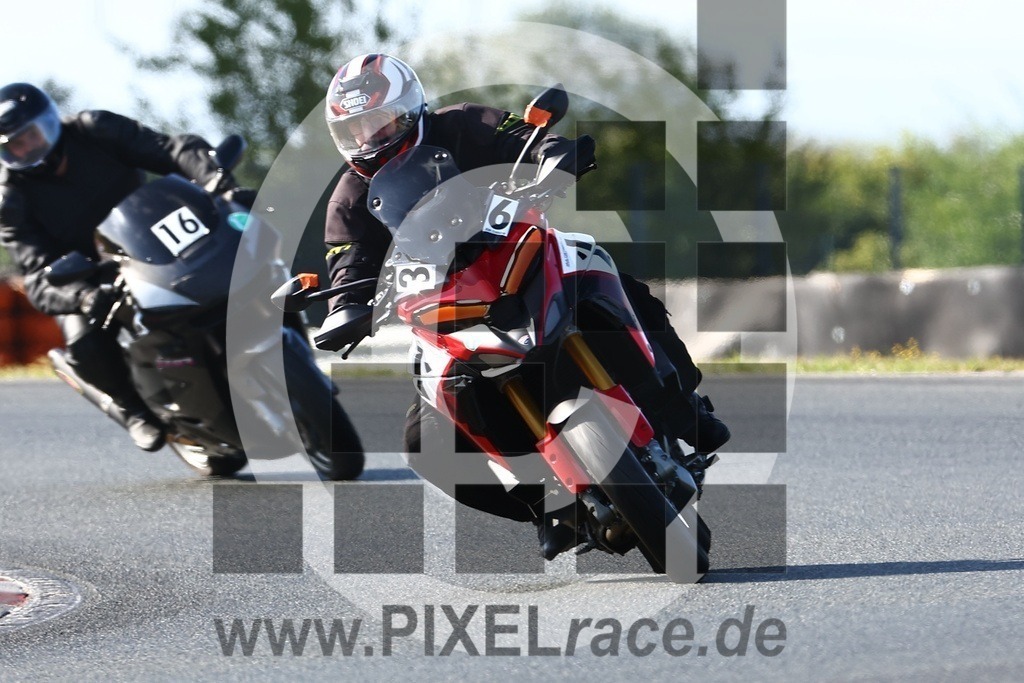 0016-20240910_05933 | Schöne Erinnerungen an spannende Momente - das festzuhalten ist unser Job. PIXELrace.de ist seit 2003 auf den Rennstrecken Europas unterwegs um die Action draußen beim Fahren und die wunderbare Stimmung imm Fahrerlager für euch einzufangen.