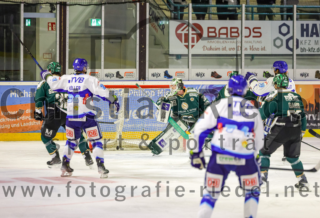 2025-09-26_071_TSV_Erding_gegen_SC_Riessersee | Erding, Deutschland, 26.09.2025:Eishockey, Oberliga Süd 2025 / 2026, 3. Spieltag, TSV Erding gegen SC Riessersee, Endergebnis: 3:5Marc Schmidpeter (Erding Gladiators, #33), Alexander Höller (SC Riessersee, #21), Torwart Leon Meder (Erding Gladiators, #39)Foto: Christian Riedel / fotografie-riedel.net
