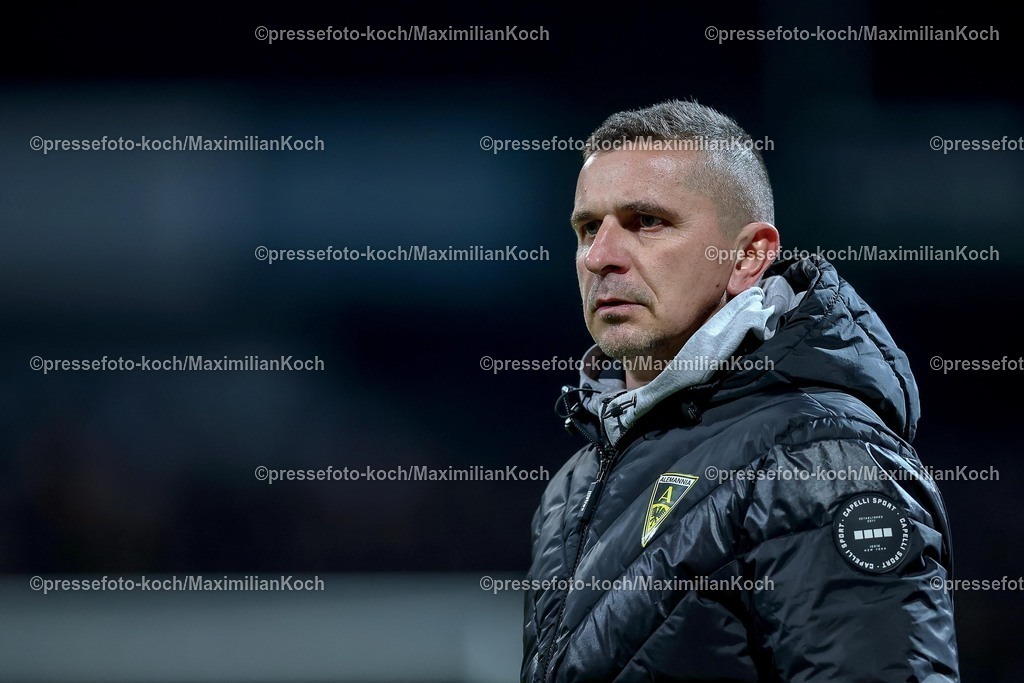 FKo26022601022 | 26.02.2026, Fußball, Landespokal Mittelrhein, SC Fortuna Köln - TSV Alemannia Aachen, Südstadion, Viertelfinale Bitburger-Pokal, Saison 2025 2026: Cheftrainer Mersad Selimbegovic  (Alemannia Aachen #hc) gestikulierend am Spielfeldrand   DFB regulations prohibit any use of photographs as image sequences and or quasi-video.
