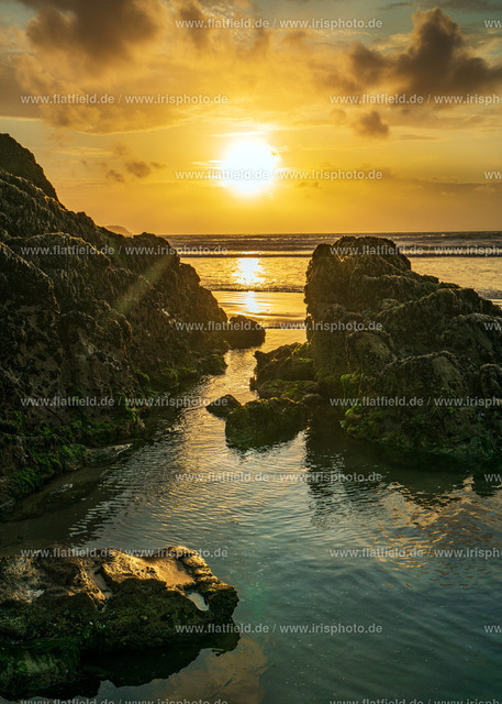 Felsen im Meer  (hoch) / Bretagne | Landschaftsfoto Bucht von Lanevry, Bretagne