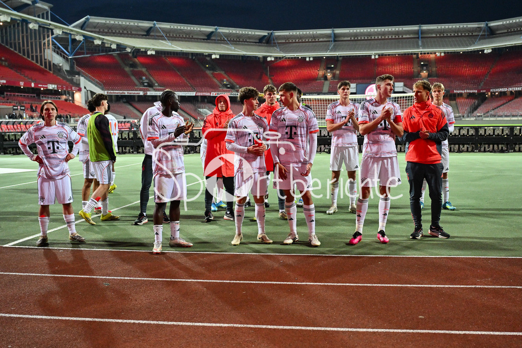 1. FC Nürnberg II - FC Bayern Amateure | NÜRNBERG, GERMANY - 21. APRIL: hängende Köpfe bei den Spielern der Bayern Amateure nach dem Match zwischen dem 1. FC Nürnberg II und den Amateuren des FC Bayern am 30. Spieltag der Regionalliga Bayern im Max-Morlock Stadion