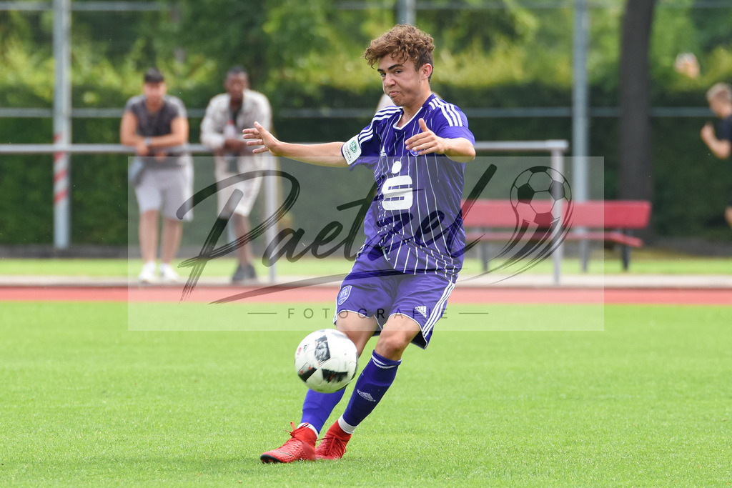 20180728_OSNSVR_0018 | Fußball, A-Junioren: Marc Auge (VfL Osnabrück) in Aktion, am Ball, Einzelaktion beim Testspiel zwischen VfL Osnabrück vs. SV Rödinghausen am 28.07.2018 im Sportpark Illoshöhe in Osnabrück, Deutschland.(Foto von Nico Paetzel) - Realisiert mit Pictrs.com