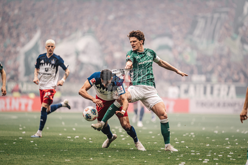 Fußball | Männer | Saison 2025/2026 | 1. Fußball-Bundesliga | 30. Spieltag | SV Werder Bremen vs. Hamburger SV | 18.04.2026 | v.l. Robert Glatzel (#9, HSV) gegen Jens Stage (#06, SV Werder Bremen)