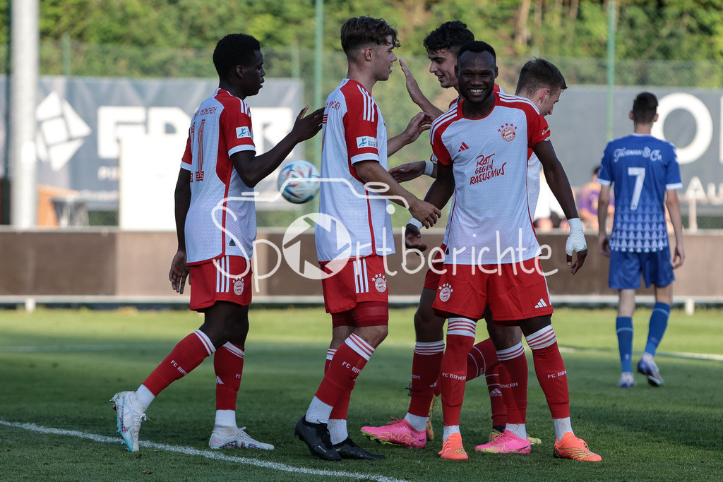FC Pinzgau Saalfelden - FC Bayern Amateure | Erneut jubeln die Amateure - diesmal nach dem Treffer zum 0-3 durch Desire SEGBE (FCB #27)