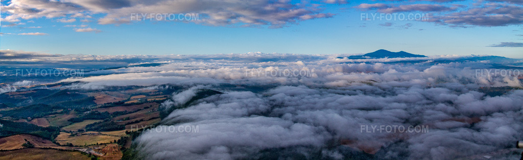 Aerial view: Panorama of the sunrise over clouds and the landscape with paragliders in Tuscany in Montepulciano in the state Siena, Italy. – Photo: IMG_43665-Bearbeitet.jpg taken on 07/28/2011 by Werner Riehm/FLY-FOTO.com – Resolution of the original: 8394 x 2571 px