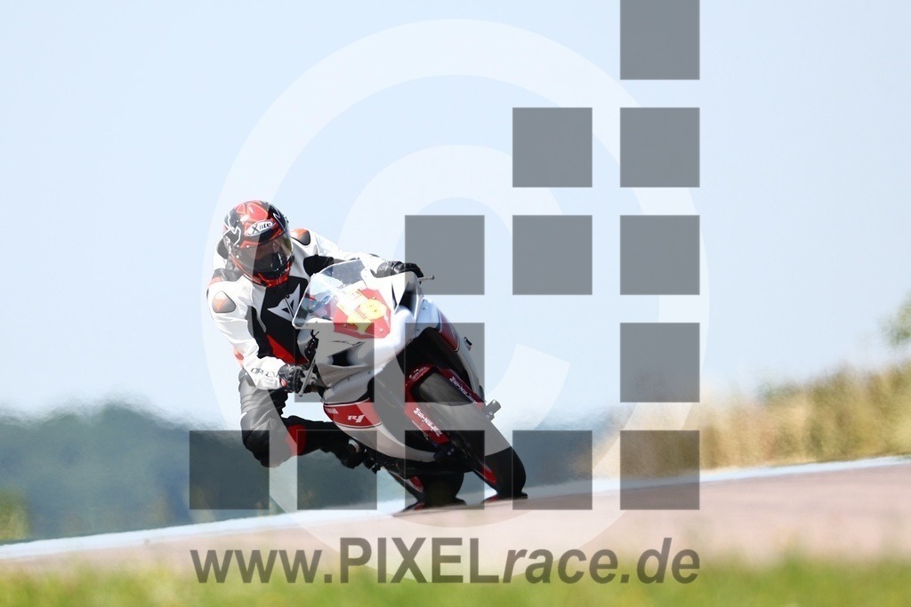 0018-20250619_02144 | Schöne Erinnerungen an spannende Momente - das festzuhalten ist unser Job. PIXELrace.de ist seit 2003 auf den Rennstrecken Europas unterwegs um die Action draußen beim Fahren und die wunderbare Stimmung imm Fahrerlager für euch einzufangen.