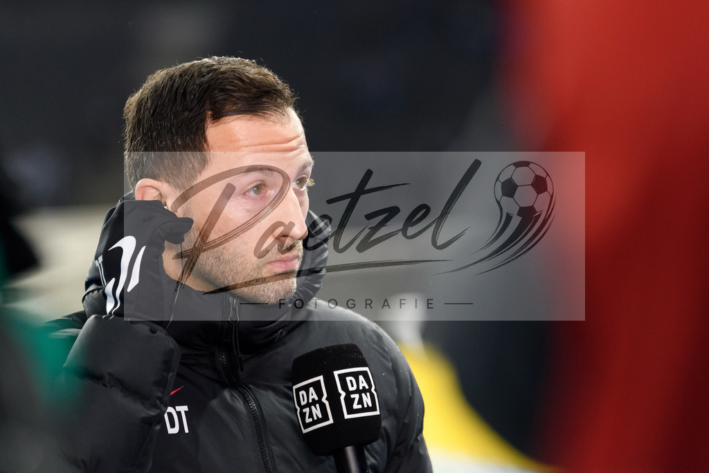 BSCRBL20220220_013 | Fussball, Herren: Trainer Domenico Tedesco (RB Leipzig) im Interview bei dem Spiel der 1. Bundesliga zwischen Hertha BSC und RB Leipzig im Olypiastadion am 20.02.2022 in Berlin, Deutschland.DFB / DFL REGULATIONS PROHIBIT ANY USE OF PHOTOGRAPHS AS IMAGE SEQUENCES AND/OR QUASI-VIDEO. - Realisiert mit Pictrs.com