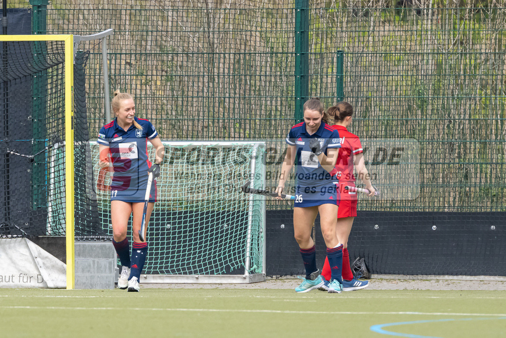 HK_20230416_106991 | 1. Bundesliga Damen Düsseldorfer HC - Rot-Weiss Köln am 16.4.2023 DHC Düsseldorf, Düsseldorf , Sara Strauss ( Düsseldorfer HC #11 ) , Elisa Gräve ( Düsseldorfer HC #26 )