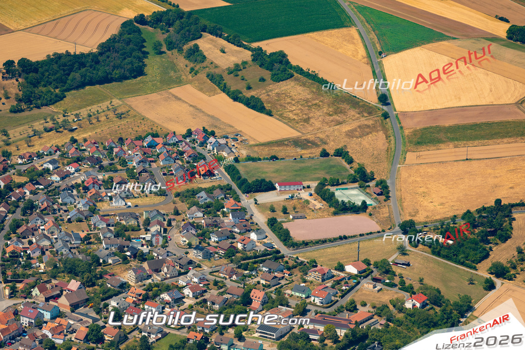 Das Luftbild zeigt :  Urspringen - Die Luftaufnahme wurde 2023 vom UL-Flugzeug aus erstellt ( keine Drohne ) - Hochauflösende Luftaufnahme - Für grossformatige Ausdrucke geeignet. Die Geschenkidee !Mit Lizenz und Bildrechte bestellbar