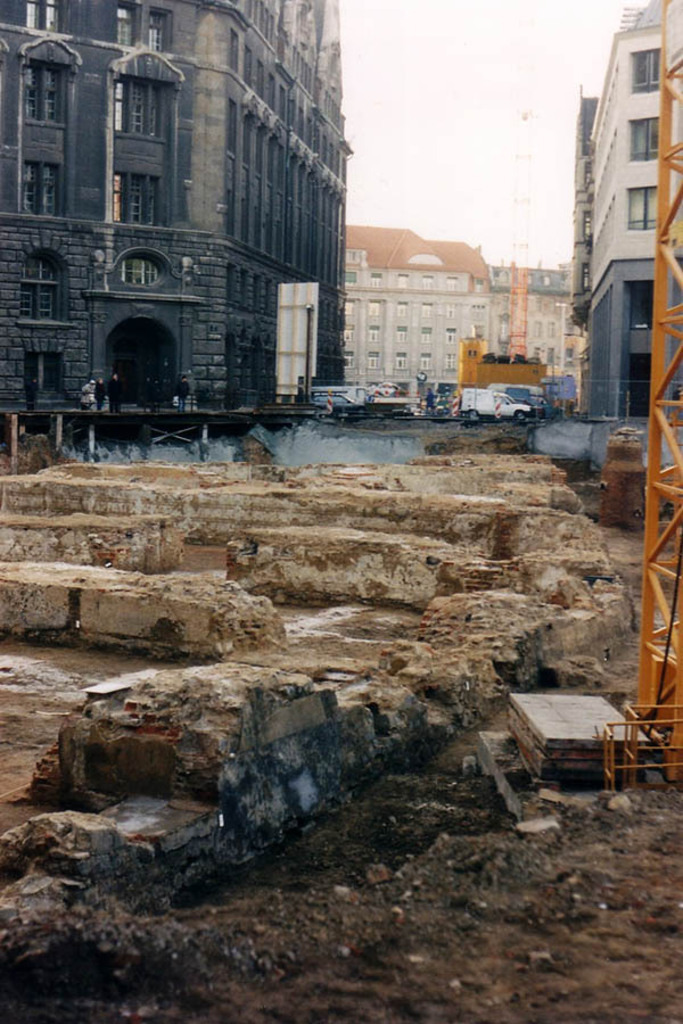 Pleißenburg - Ausgrabungsarbeiten auf dem Burgplatz (1996) | Entdecke über 20 Kategorien Leipzig-Motive: Foto-Downloads, hochwertige Poster, Leinwand- & Fine-Art-Prints. Jetzt Lieblingsfoto im Bildlexikon Leipzig Shop bestellen!