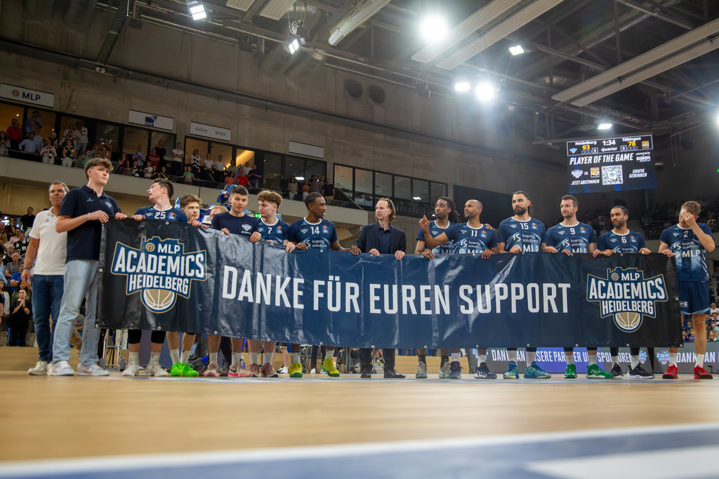 12.05.2024, easy Credit BBL, Basketball Bundesliga, 32. Spieltag: MLP Academics Heidelberg gegen Tigers Tübingen (Endstand 93:78). Die Mannschaft der Academics freut sich nach dem Spiel über den Klassenerhalt und bedankt sich bei den Fans | 12.05.2024, easy Credit BBL, Basketball Bundesliga, 32. Spieltag: MLP Academics Heidelberg gegen Tigers Tübingen (Endstand 93:78). Die Mannschaft der Academics freut sich nach dem Spiel über den Klassenerhalt und bedankt sich bei den Fans - Realisiert mit Pictrs.com