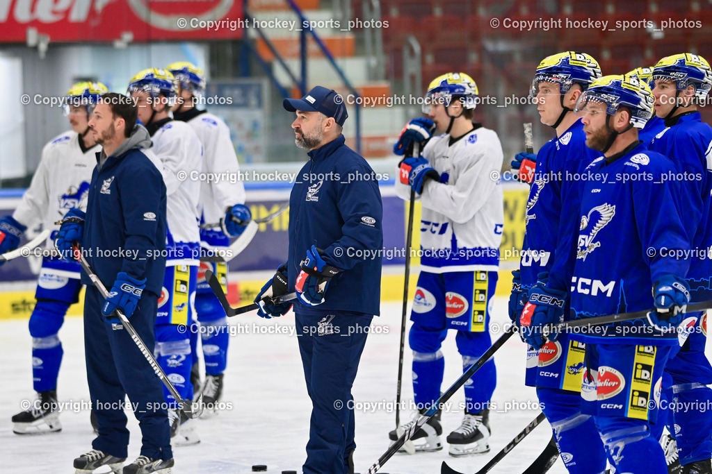 Eistrainig EC VSV mit Headcoach Pierre Allard | Eistrainig EC VSV mit Headcoach Pierre Allard, 1. Eistrainig EC VSV mit Headcoach Pierre Allard am 02.12.2025 in Villach (Stadthalle Villach), Austria, (Photo by Bernd Stefan)