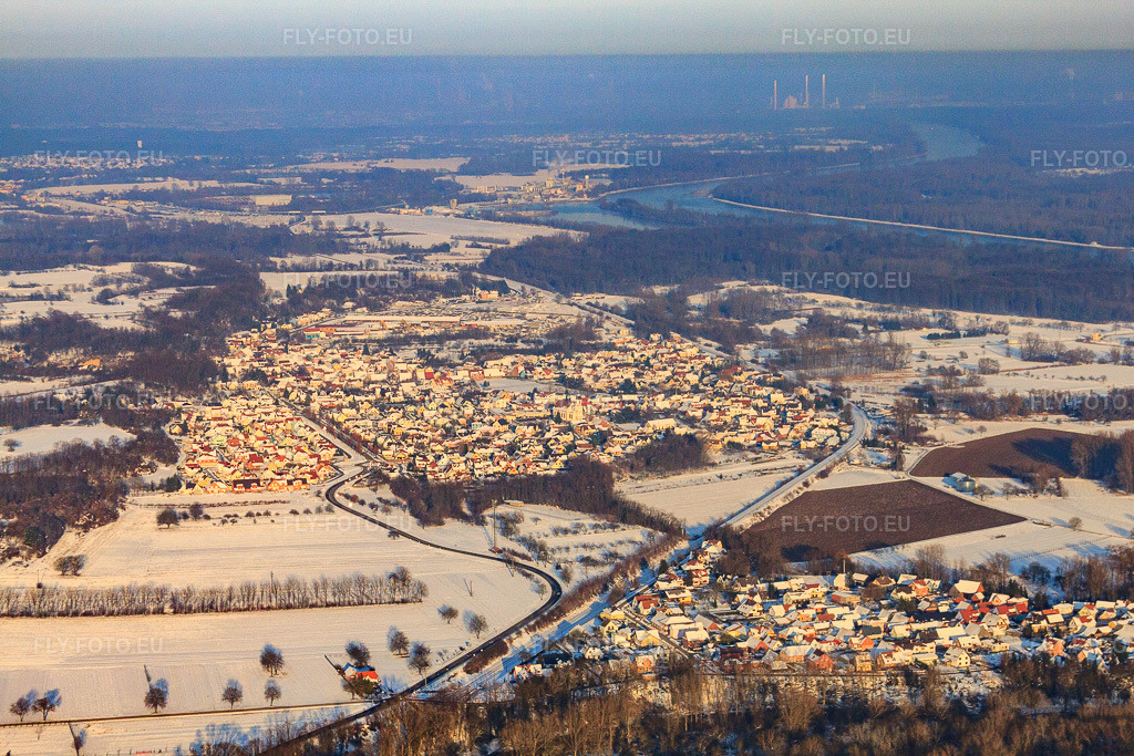 Vue aérienne: Vue de la ville depuis le sud-ouest en hiver, sous la neige à Mothern dans le département Bas Rhin, France – .Photo: IMG_36631.jpg prise le 05/01/2011 par Werner Riehm/FLY-FOTO.eu – Résolution de l'original: 4752 x 3168 px