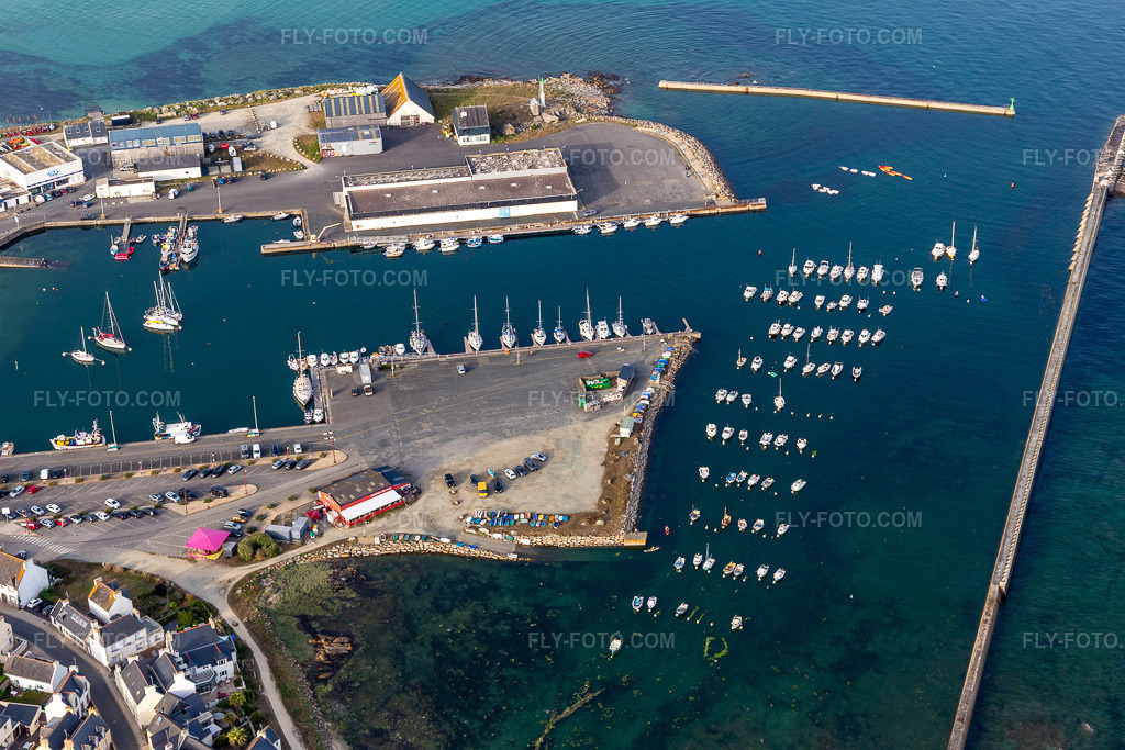 Aerial view: Port de Lesconil in Brittany in Plobannalec-Lesconil in the state Finistere, France. – Photo: IMG_132485.jpg taken on 06/17/2022 by Werner Riehm/FLY-FOTO.com – Resolution of the original: 5472 x 3648 px