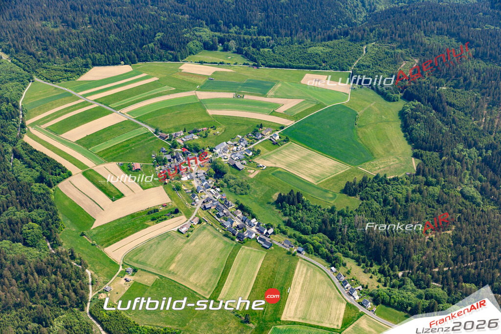 Die Luftaufnahme Heinersberg - Nordhalben wurde 2022 vom Flugzeug aus (keine Drohne) erstellt. Hohe Auflösung -für große Poster und Wandbilder geeignet - Garantiert!