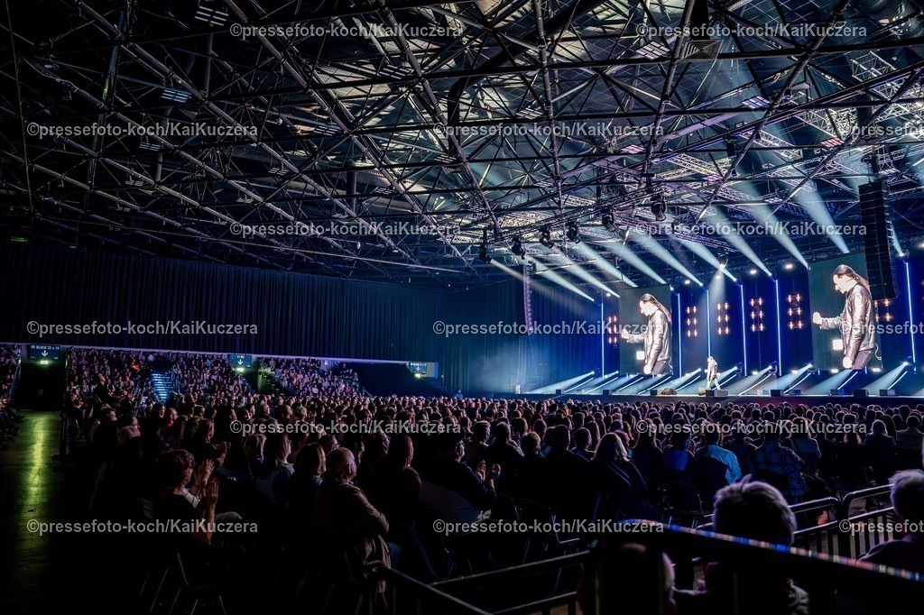 xKKU0404251007 | 04.04.2025, xkkux, Düsseldorf, Bülent Ceylan performt bei seiner Show Yallah hopp! in der Mitsubishi Electric HALLE. 