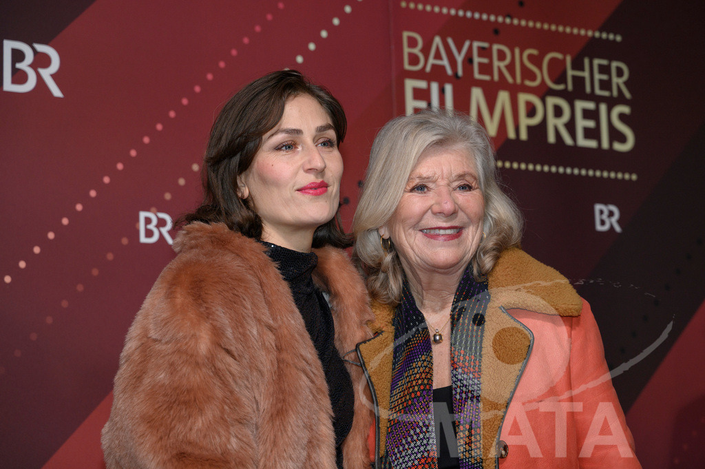 _DWI4902 | Florentina Taut und Jutta Speidel bei der Verleihung des 47. Bayerischen Filmpreises 2026  im Prinzregententheater. München, Deutschland. Der Bayerische Filmpreis wird seit 1979 von der Bayerischen Staatsregierung verliehen, um die Bedeutung des Kinofilms als Kulturgut herauszustellen - Realisiert mit Pictrs.com