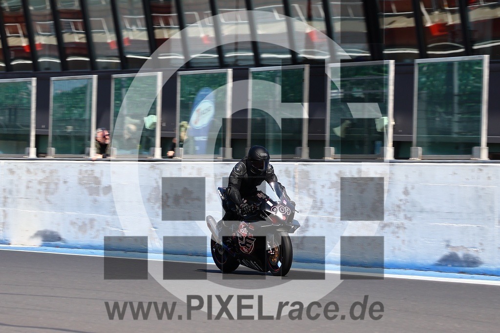 0909-20260403_04932 | Schöne Erinnerungen an spannende Momente - das festzuhalten ist unser Job. PIXELrace.de ist seit 2003 auf den Rennstrecken Europas unterwegs um die Action draußen beim Fahren und die wunderbare Stimmung imm Fahrerlager für euch einzufangen.