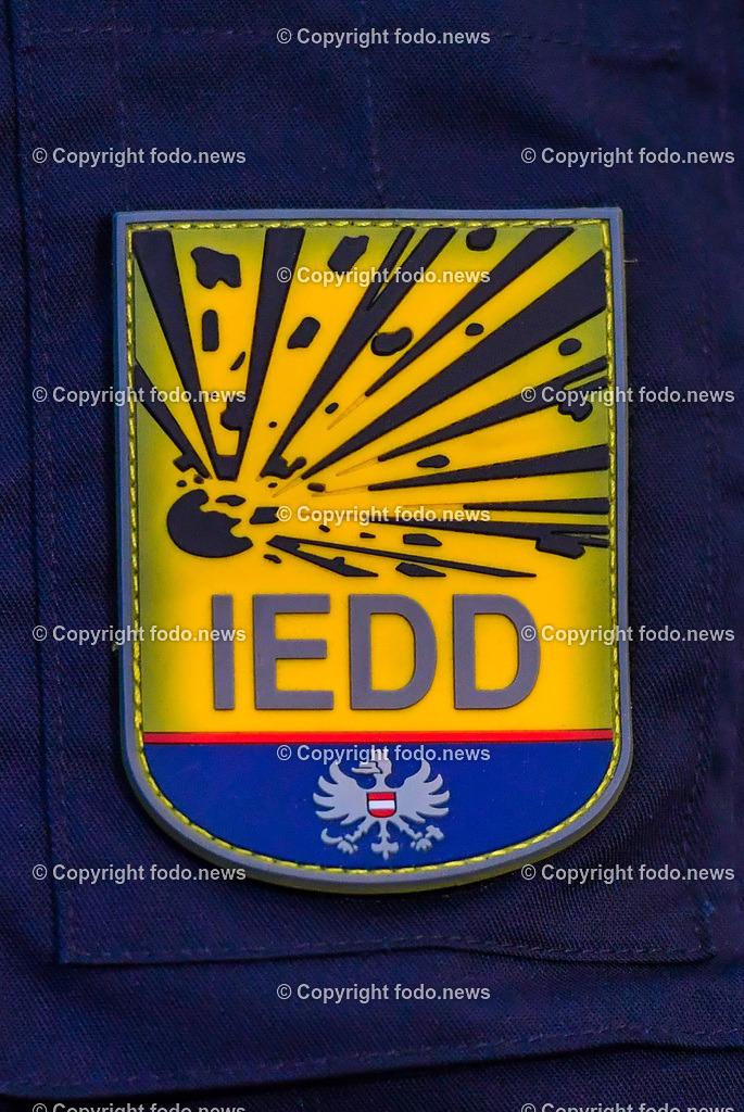 Polizei_ Kontrolle_ Feuerwerk_ 28.12.2022-8 | 28.12.2022, Weigetschlag Grenzuebergang, AUT, Polizei, Grenzkontrolle illegale Feuerwerkskoerper, im Bild Polizei, Kontrolle, Feuerwerk, Knallkoerper, Boeller

Abzeichen, Bezirksinspektor Markus Kreilmeier (Sprengstoffsachkundiger)
