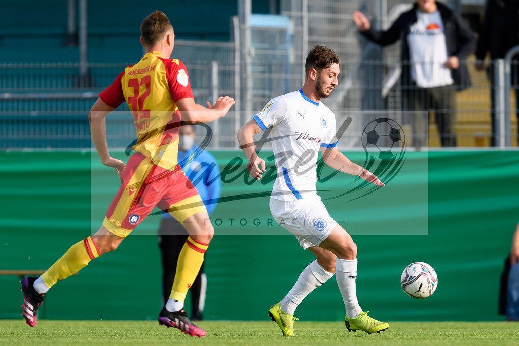 LOTKSC20210809_112 | Fussball, Herren: Cedric Euschen (Sportfreunde Lotte) in Aktion, am Ball, Einzelaktion beim Spiel der 1. Runde im DFB-Pokal zwischen SF Lotte und Karlsruher SC im Stadion am Lotter Kreuz am 09.08.2021 in Lotte, Deutschland.DFB / DFL REGULATIONS PROHIBIT ANY USE OF PHOTOGRAPHS AS IMAGE SEQUENCES AND/OR QUASI-VIDEO. - Realisiert mit Pictrs.com