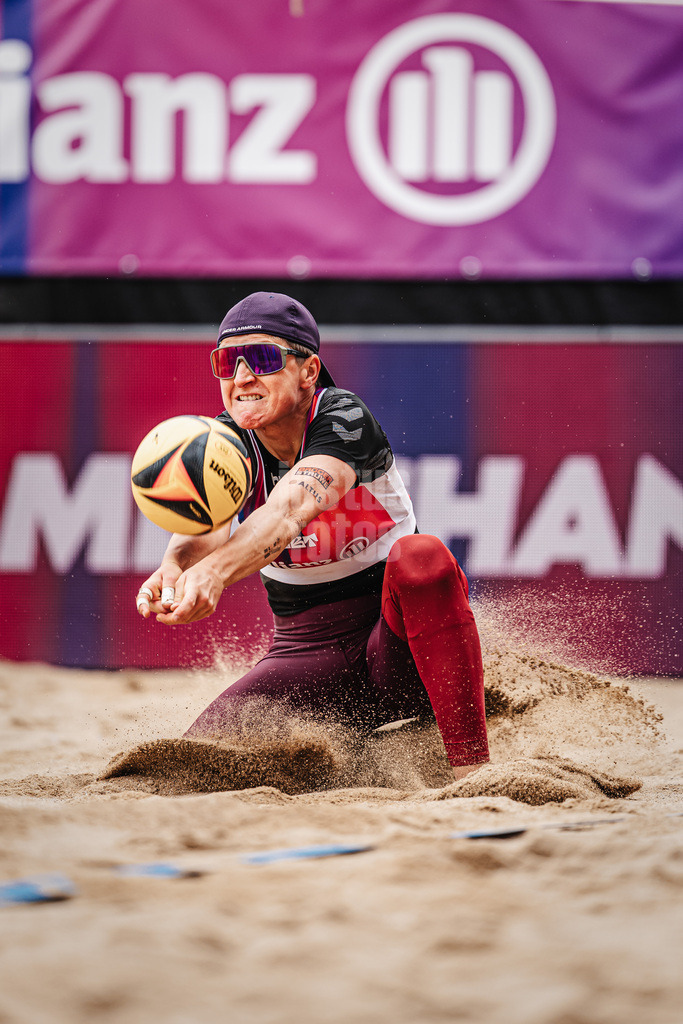 Beachvolleyball | Frauen | Allianz German Beach Tour 2026 | Tourstop Düsseldorf | 17.05.2026 | Melanie Gernert nimmt den Ball an