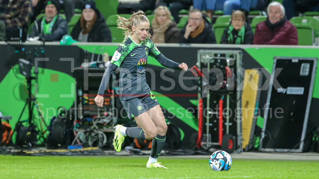 Fussball, Google Pixel Frauen-Bundesliga, VfL Wolfsburg - RB Leipzig | v.li.: Vivien Endemann (VfL Wolfsburg, 25) am Ball, Freisteller, Einzelbild, Ganzkörper, Aktion, Action, Spielszene, DIE DFB-RICHTLINIEN UNTERSAGEN JEGLICHE NUTZUNG VON FOTOS ALS SEQUENZBILDER UND/ODER VIDEOÄHNLICHE FOTOSTRECKEN. DFB REGULATIONS PROHIBIT ANY USE OF PHOTOGRAPHS AS IMAGE SEQUENCES AND/OR QUASI-VIDEO.
