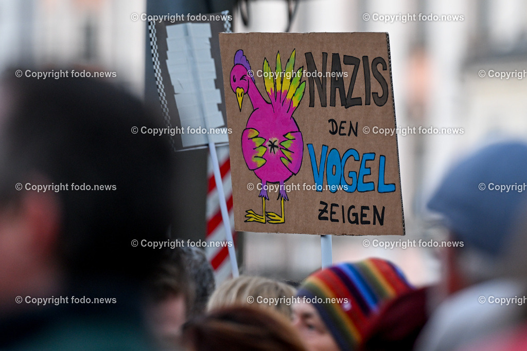 Demonstration gegen rechts in Linz Hauptplatz_ 25.02.2024-29 | 25.02.2024, Stadt Linz, AUT, Demonstration gegen rechts in Linz Hauptplatz, im Bild Kundgebungsteilnehmer, Menschen, Teilnehmer