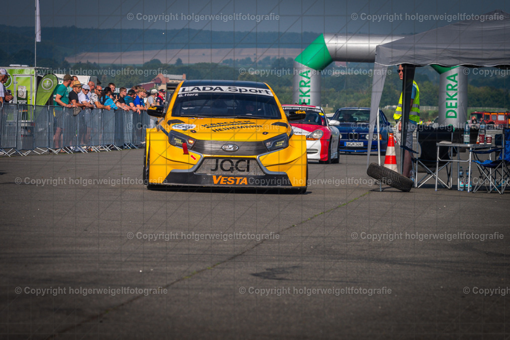 Lada Oreca Vesta WTCC | Foto vom 3. Classic Motor Weekend 18. - 20. August 2023 auf dem Flugplatz in Obermehler - Realisiert mit Pictrs.com