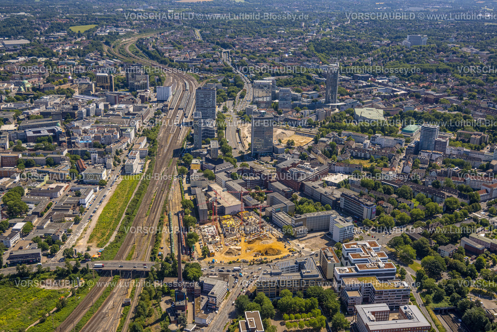 Essen230703008 | Luftbild, Baustelle neues Literatur Quartier für Büros und Wohnungen zwischen der Sachsenstraße und Bert-Brecht-Straße, Campus Essen Baiustelle am Hauptbahnhof im Hintergrund, Südviertel, Essen, Ruhrgebiet, Nordrhein-Westfalen, Deutschland