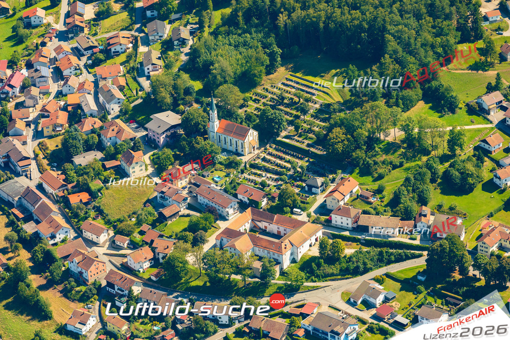 Klassische Luftaufnahme ohne Drohne zeigt:Kirchstrasse bei Hohenwarth - Die Luftbildaufnahme wurde 2025 vom UL-Flugzeug heraus erstellt ( keine Drohne ) - Hochauflösende Luftaufnahme -Nicht vergleichbar mit Google Maps oder Satelittenbilder- Die Geschenkidee !Mit Lizenz und Bildrechte bestellbar
