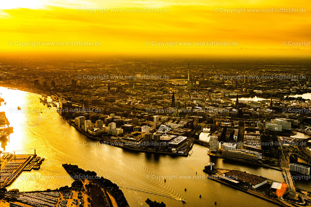 Hamburg_Hafencity_Sonnenuntergang_ELS_9606160625 | HAMBURG 16.06.2025 Stadtansicht im Sonnenuntergang vom Stadtzentrum am Ufer des Flußverlaufes der Elbe im Ortsteil HafenCity in Hamburg, Deutschland. Weiterführende Informationen bei: Hafen Hamburg Marketing e.V. (HHM),  HamburgMusik gGmbH,  hamburg.de GmbH & Co. KG. // City view in the sunset from the city center on the banks of the Elbe in the HafenCity district in Hamburg, Germany. Further information at: Hafen Hamburg Marketing e.V. (HHM),  HamburgMusik gGmbH,  hamburg.de GmbH & Co. KG. Foto: Martin Elsen