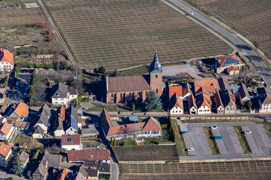 Luftbild: Katholische Pfarrkirche Mariä Heimsuchung in Burrweiler im Bundesland Rheinland-Pfalz in Deutschland. Foto: IMG_112699.jpg vom 27.02.2019 durch Werner Riehm/FLY-FOTO.deBurrweiler | Pfarrei Hl. Anna Edenkoben