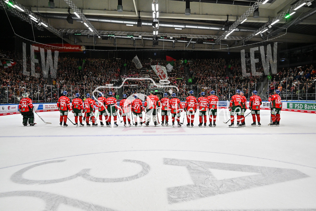 Augsburger Panther - Grizzlys Wolfsburg | Zusammen mit den Fans feiern die Augsburger Panther den Heimsieg gegen Wolfsburg / Jubel / Freudne / happy / DEL: Augsburger Panther - Grizzlys Wolfsburg; Curt Frenzel Stadion am 10.10.2025