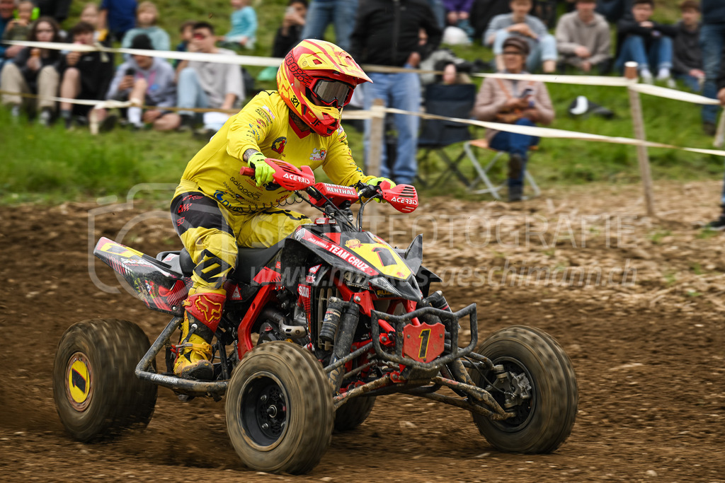 Motocross Schlatt bei Winterthur - 30. April 2023 | #1 Ferraz Joao aus Regensdorf (CH) auf Suzuki J Francing in der Kategorie Quad am Motocross Schlatt bei Winterthur, 30. April 2023. 
Instagram: @mx_schlatt | @mc_wila | @sam_schweiz
Bild: Sportfotografie Markus Aeschimann | www.markus-aeschimann.ch - Realisiert mit Pictrs.com