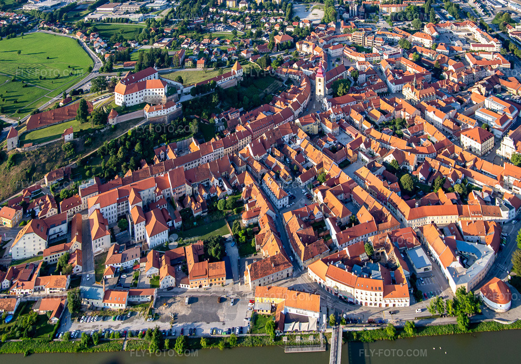 Aerial view: View of the town in Ptuj in the state Slovenia, Slovenia. – Photo: IMG_137323.jpg taken on 07/08/2023 by Werner Riehm/FLY-FOTO.com – Resolution of the original: 3722 x 2601 px