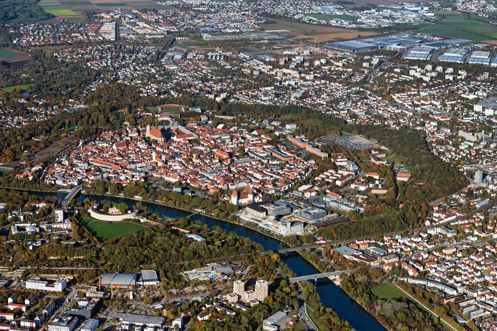 dr__0038646.jpg | INGOLSTADT 23.10.2023 Stadtzentrum im Innenstadtbereich am Ufer des Flußverlaufes der Donau in Ingolstadt im Bundesland Bayern, Deutschland. Weiterführende Informationen bei: Stadt Ingolstadt. // City center in the downtown area on the banks of river course of the river Danube in Ingolstadt in the state Bavaria, Germany. Further information at: Stadt Ingolstadt. Foto: Daniel Reiter