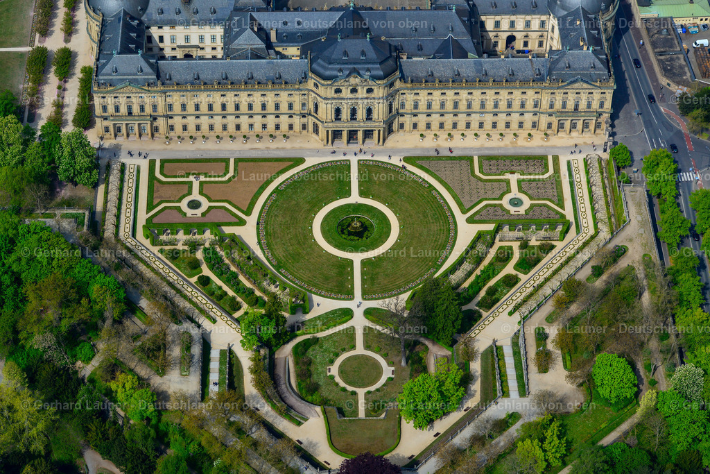 3500296 | Würzburger Residenz ist ein barocker Schlossbau am Rande der Innenstadt von Würzburg, der 1720 begonnen wurde und bis 1744 vollendet war.
