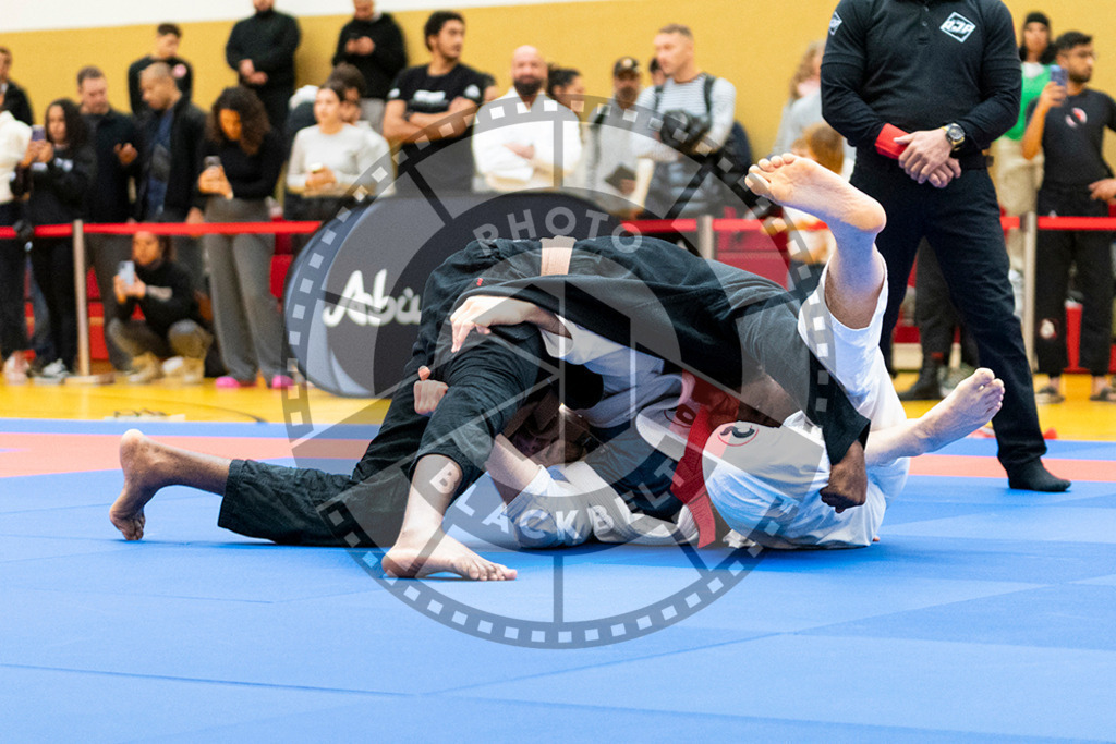 20231118PBB10234 | Fighters compete during the AJP Tour 600 Frankfurt Championship in Frankfurt/Main, Germany, on November 18, 2023.