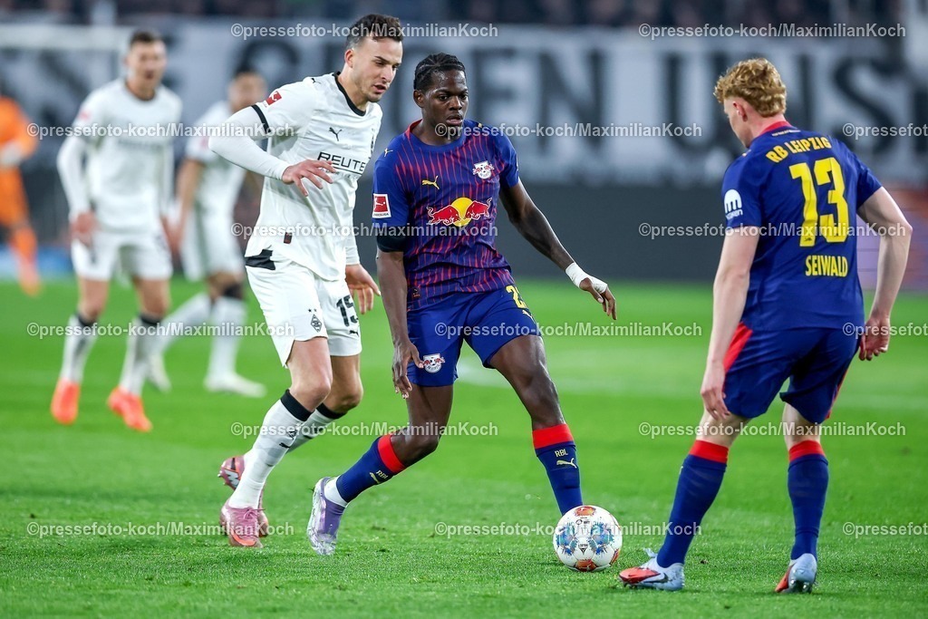 BMG28112501019 | 28.11.2025, Fußball, Borussia Mönchengladbach - RB Leipzig, 1. Fußball Bundesliga, 12.Spieltag, Borussia-Park, Saison 2025 2026: Haris Tabakovic&nbsp;(Borussia Mönchengladbach #15) im Zweikampf gegen Castello Lukeba&nbsp;(RB Leipzig #23) und  Nicolas Seiwald&nbsp;(RB Leipzig #13) DFB regulations prohibit any use of photographs as image sequences and or quasi-video.