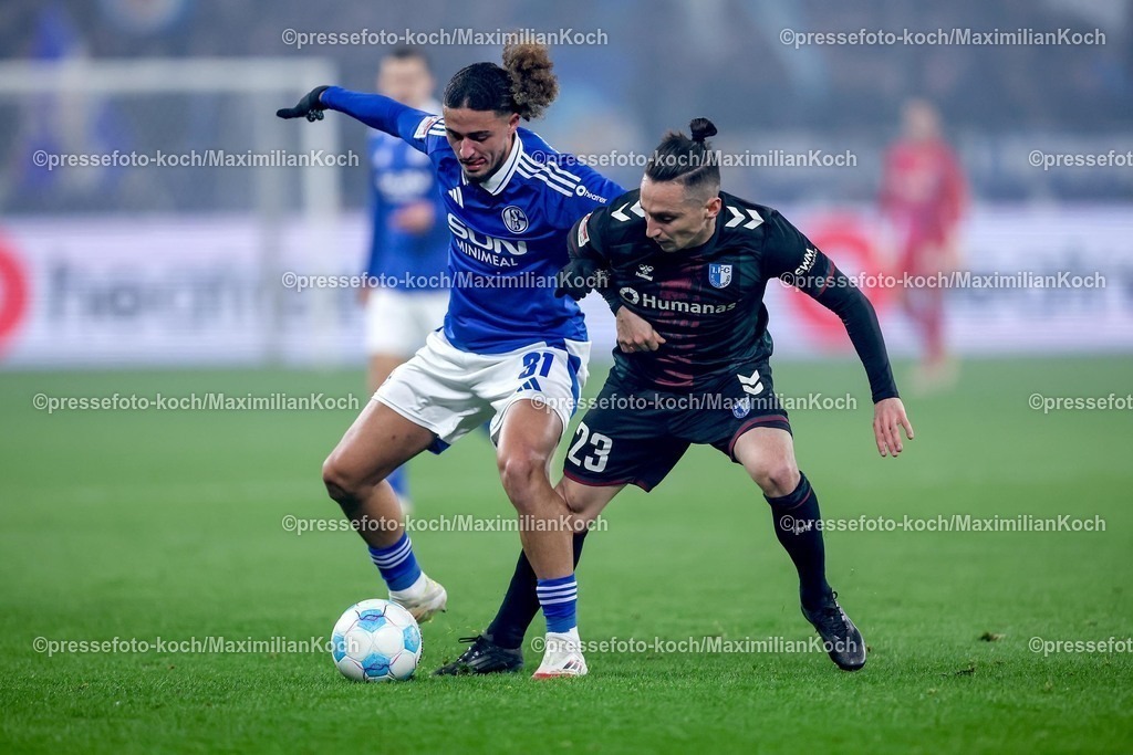 S0401022501028 | 01.02.2025, Fußball, FC Schalke 04 - 1. FC Magdeburg, 2.. Fußball Bundesliga, 20. Spieltag, Veltins-Arena Gelsenkirchen, Saison 2024 2025: Taylan Bulut (S04 #31) im Zweikampf gegen Baris Atik (1.FC Magdeburg #23)DFB regulations prohibit any use of photographs as image sequences and or quasi-video.