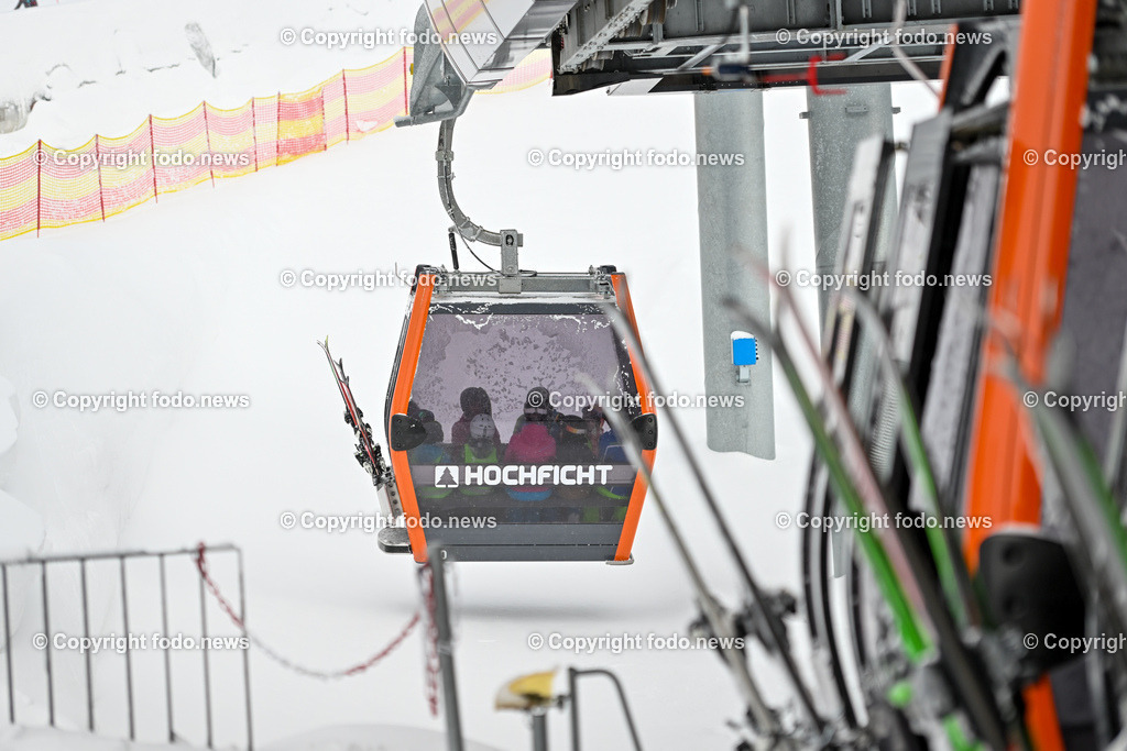 Hochficht_ Skigebiet_ Boehmerwald_ 04.02.2023-22 | 04.02.2023, Hochficht, AUT, Skigebiet Hochficht, Boehmerwald, im Bild Hochficht Bergbahn, Gondel, Skipiste, Mittelstation