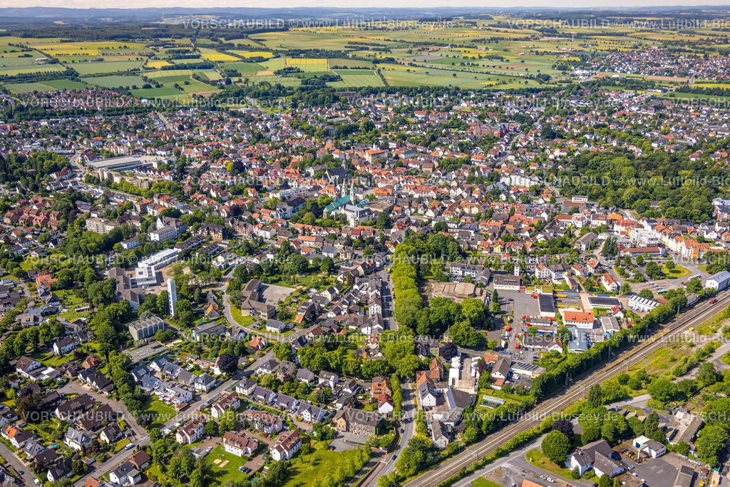 Werl220600687 | Luftbild, Altstadt mit Wallfahrtsbasilika Mariä Heimsuchung und kath. Kirche St. Walburga, Werl, Soester Boerde, Nordrhein-Westfalen, Deutschland