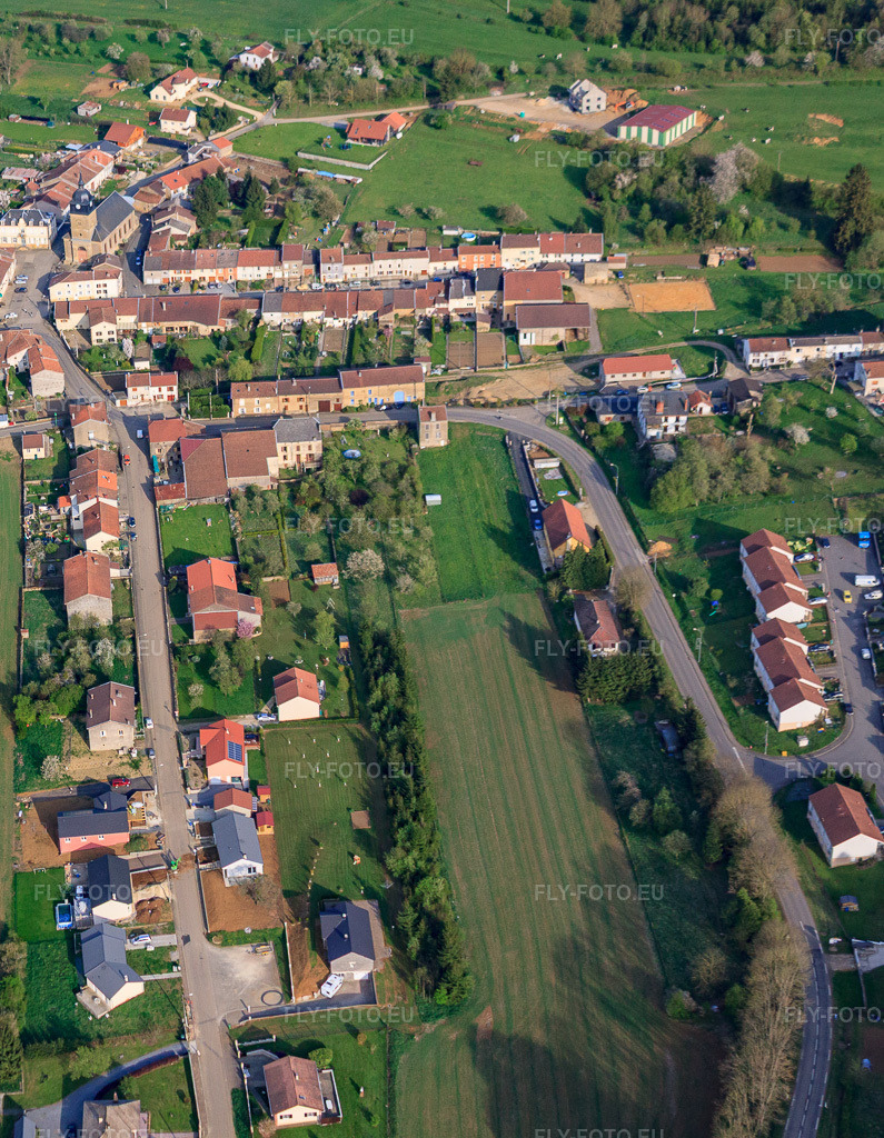 Vue aérienne: Village - vue depuis l'ouest sur la rivière Chiers et en bordure des champs agricoles et des terres cultivées à Charency-Vezin dans le département Meurthe et Moselle, France – .Photo: IMG_39753.jpg prise le 16/04/2011 par Werner Riehm/FLY-FOTO.eu – Résolution de l'original: 2460 x 3168 px