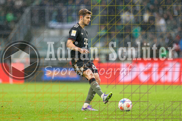 Borussia Mönchengladbach vs FC Bayern München - Bundesliga  | Mönchengladbach, Deutschland, 25.10.25:   Josip Stanisic (FC Bayern München) in Aktion am Ball, Einzelaktion waehrend des Spiels der Bundesliga zwischen Borussia Mönchengladbach vs FC Bayern München im Stadion im Borussia Park(Foto von Brauer-Fotoagentur / Adrian Schlueter)