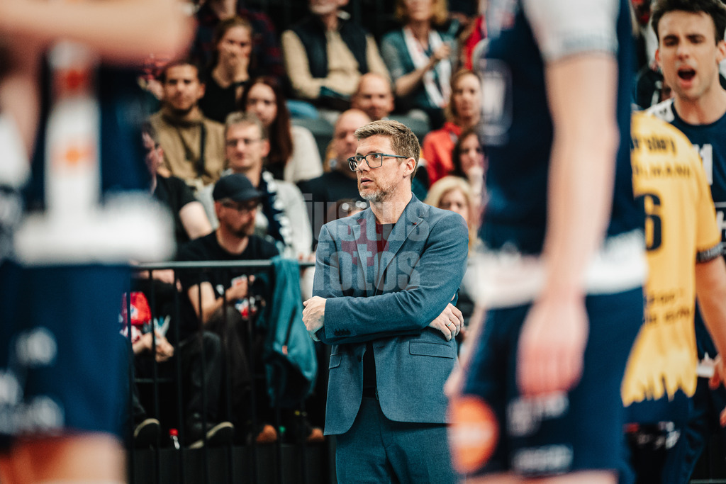 Volleyball | Herren | Saison 2024/2025 | 1. Volleyball Bundesliga Männer | Halbfinale | SVG Lüneburg vs. VfB Friedrichshafen | 05.04.2025 | Trainer Stefan Hübner (SVG Lüneburg)