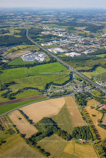 Hamm240805025 | Luftbild, Schmehauser MerschLandschaftsschutzgebiet und Fluss Lippe Mäander, Campingplatz Uentrop Helbach-Lippetal an der Autobahn A2, hinten das Gewerbegebiet und Industriegebiet Uentrop, Wiesen und Felder mit Fernsicht, Uentrop, Hamm, Ruhrgebiet, Nordrhein-Westfalen, Deutschland