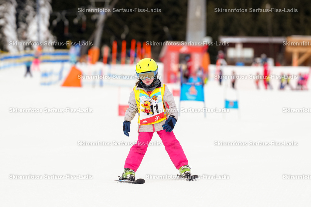 SRF_02.01.2026_0084 | Skirennfotos,Serfaus,Fiss,Ladis,Kinderskirennen,Winter,Tirol,Oberland,skirace,SFL,feelfree,weil wir's genießen,ski,Ski,skifahren,Sonnenplateau, - Realisiert mit Pictrs.com