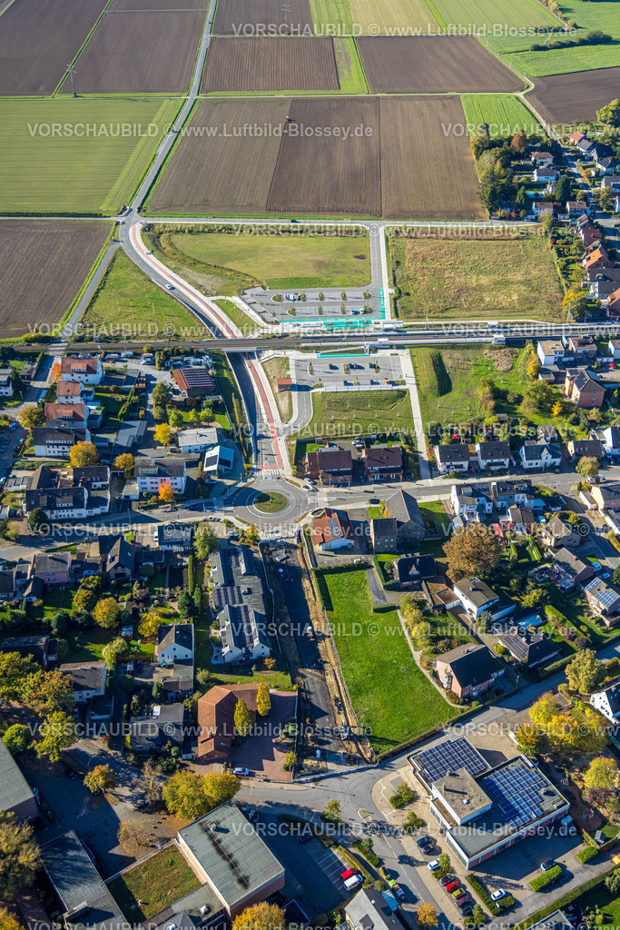Hamm251001605 | Luftbild, Haltepunkt Westtünnen am Südfeldweg und Von-Thünen-Straße für den künftigen Bahnhaltepunkt, neuer Kreisverkehr Von-Thünen-Straße, Bahnlinie mit Eisenbahnbrücke, Stadtbezirk Rhynern, Hamm, Ruhrgebiet, Nordrhein-Westfalen, Deutschland