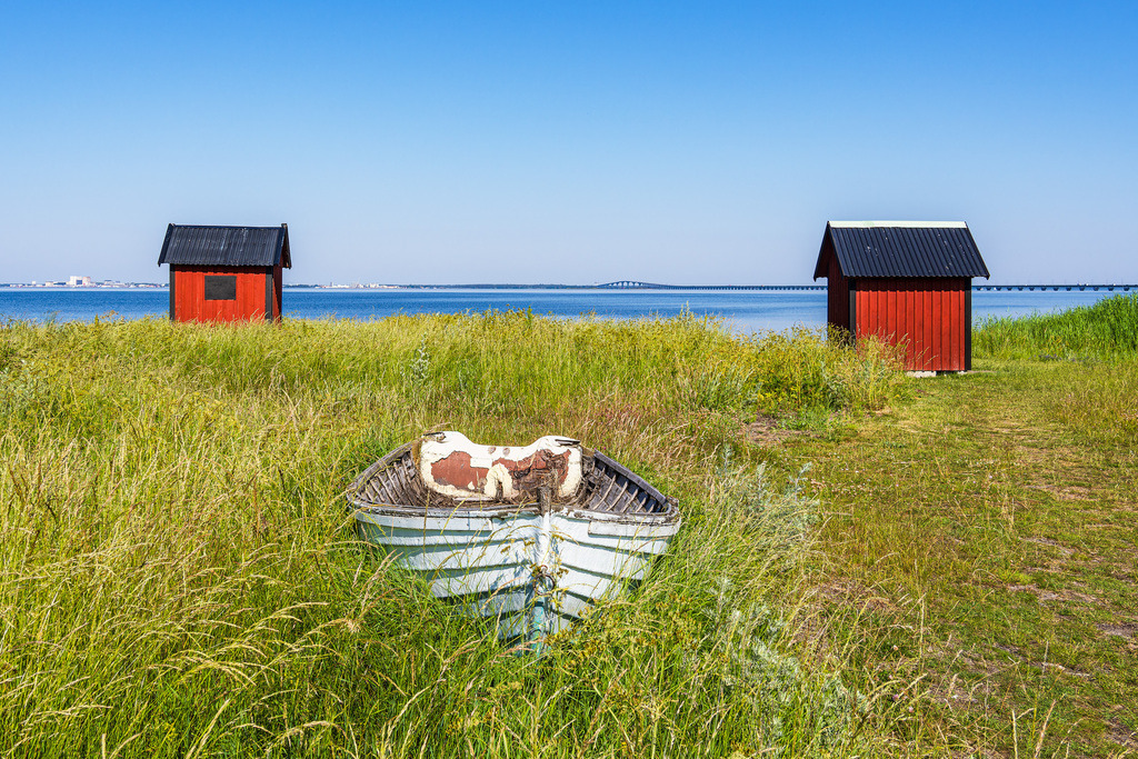 Boot und rote Holzhütten in Färjestaden auf der Insel Öland in Schweden | Boot und rote Holzhütten in Färjestaden auf der Insel Öland in Schweden.