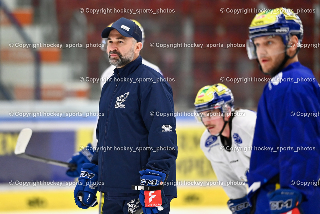 Eistrainig EC VSV mit Headcoach Pierre Allard | Eistrainig EC VSV mit Headcoach Pierre Allard, 1. Eistrainig EC VSV mit Headcoach Pierre Allard am 02.12.2025 in Villach (Stadthalle Villach), Austria, (Photo by Bernd Stefan)